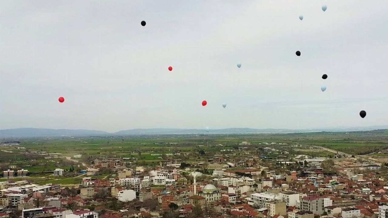 Balonlar deprem bölgesi için Bursa'dan gökyüzüne salındı