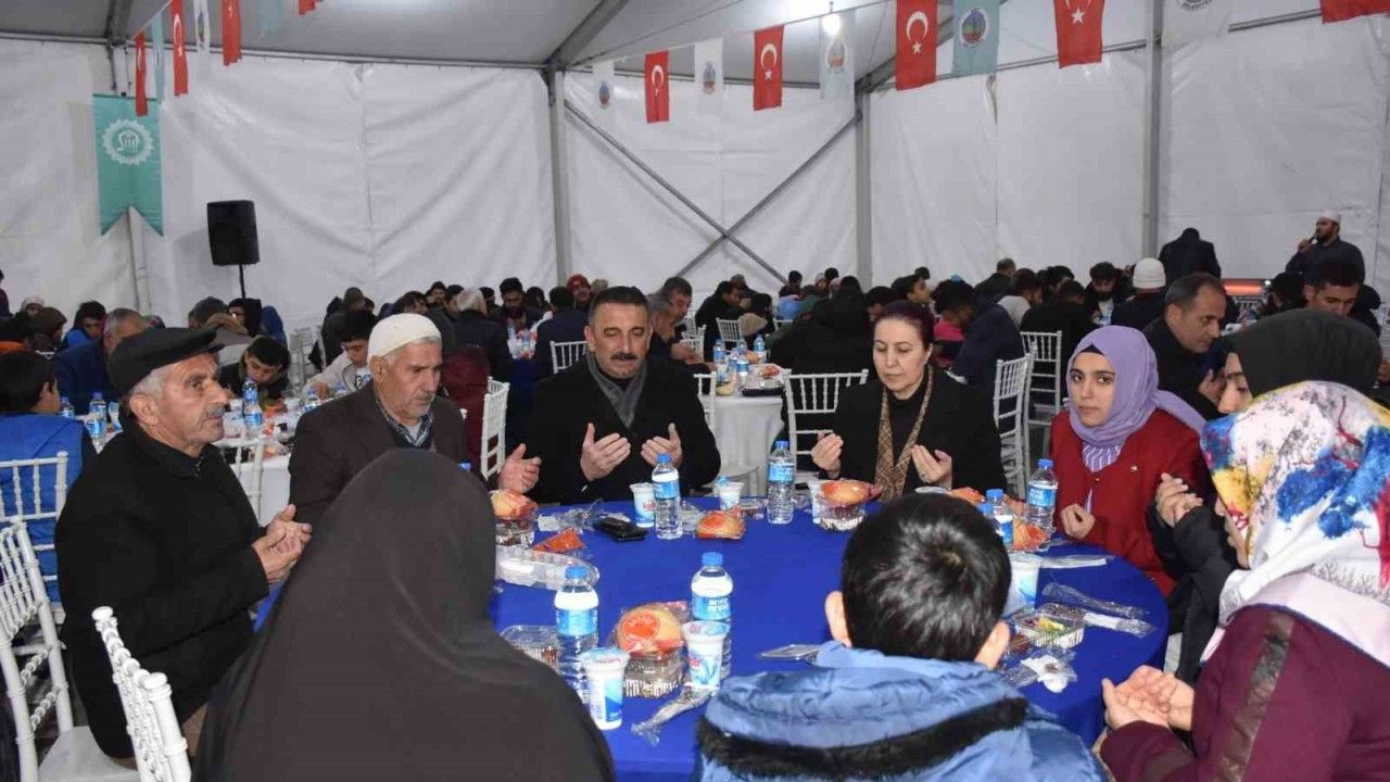 Siirt Valisi Hacıbektaşoğlu, afetzede ailelerle iftar programında buluştu