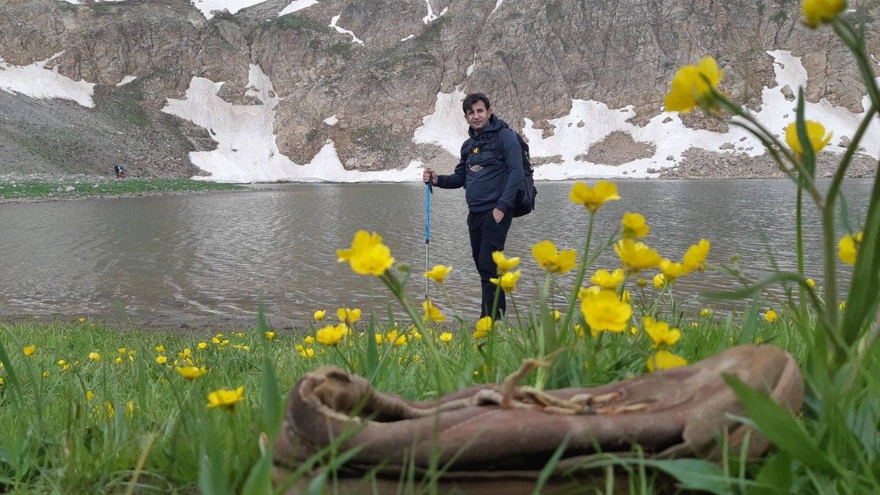 Doğaseverler 3 bin rakımlı Fatma Hatun Gölü yakınında buldukları kuzunun sahibini arıyor