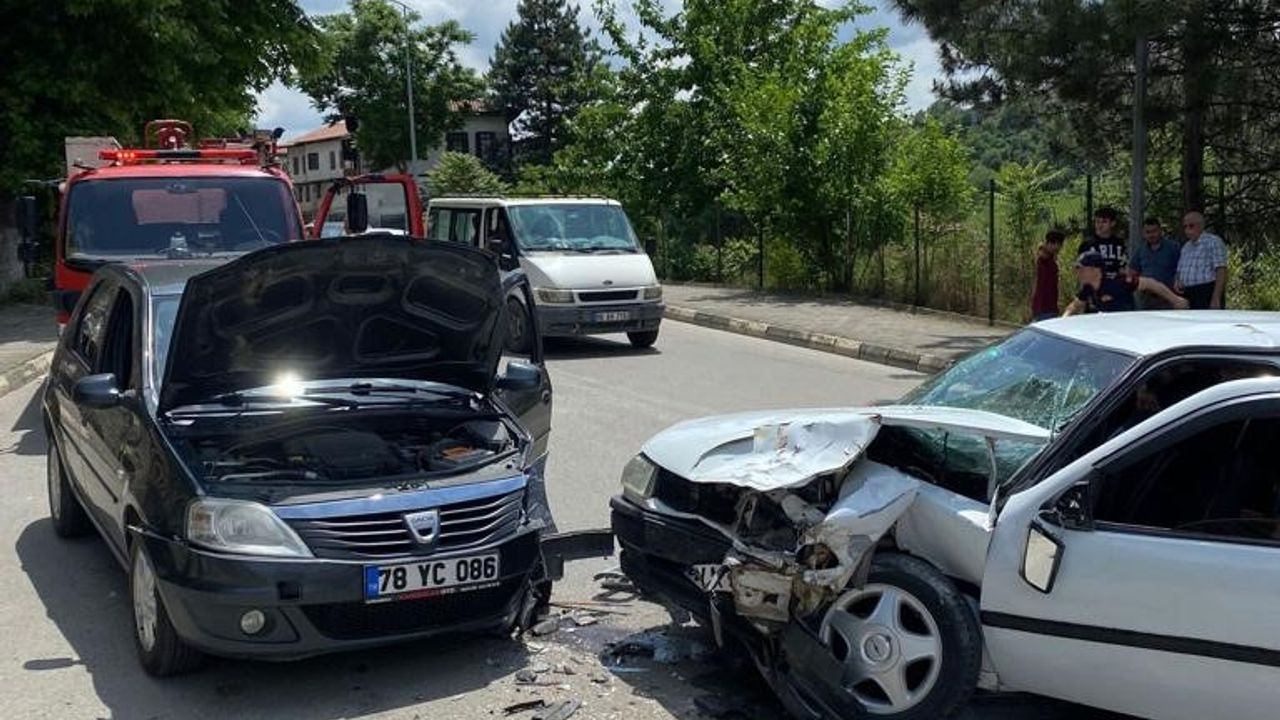 Karabük’te iki otomobil çarpıştı: 5 yaralı
