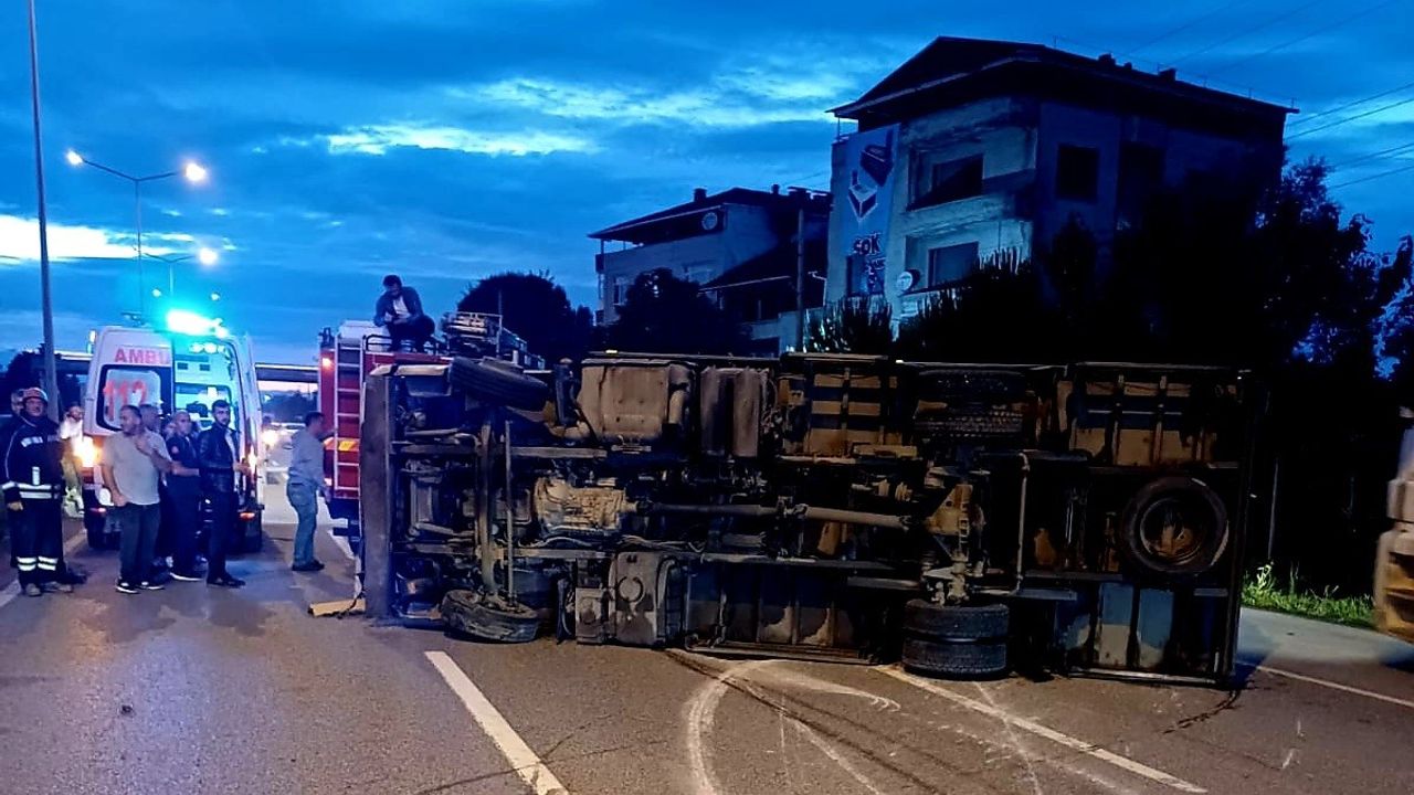Samsun’da kargo kamyonu devrildi: 1 ölü